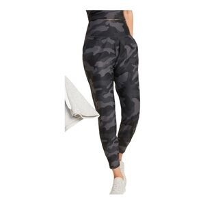 2070. AERIE OFFLINE REAL ME LEGGING JOGGER PANTS SIZE SMALL IN CAMO PATTERN